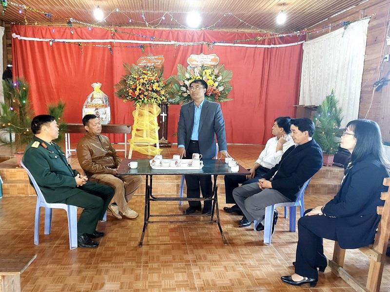 Đồng chí Ya Tiong - Phó Bí thư Thường trực Huyện ủy thăm hỏi sức khỏe và tình hình đời sống, sản xuất của bà con giáo dân và chức sắc tôn giáo tại xã Đạ Sar