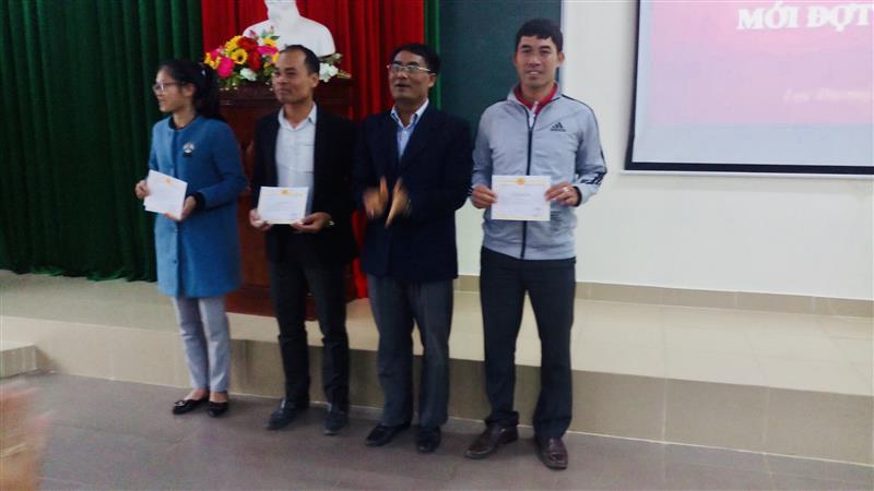 Đồng chí Ya Ti Ong - Phó Bí thư Huyện ủy, Chủ tịch HĐND huyện khen thưởng cho các học viên có thành tích xuất sắc trong học tập