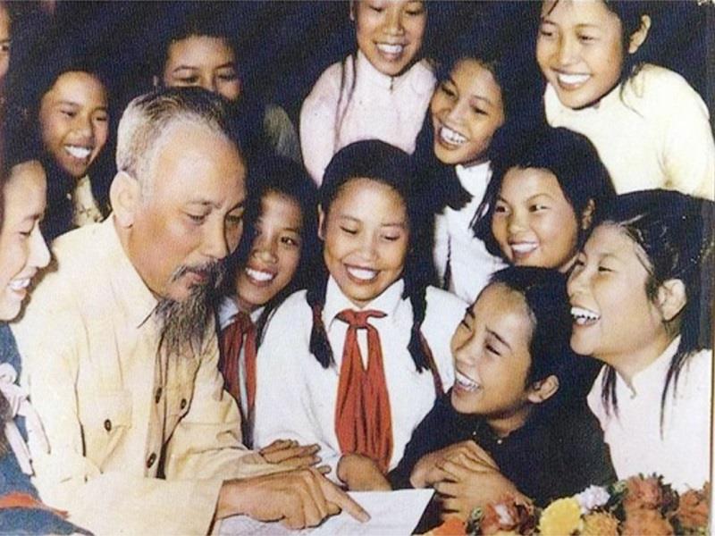 Bác Hồ với học sinh Trường Trưng Vương (Hà Nội) năm 1956. Ảnh: TL