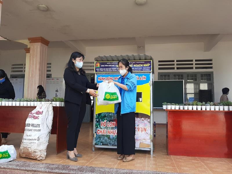 Lãnh đạo trường THCS Hùng Vương tham gia chương trình “Đổi rác lấy cây xanh” tại lễ phát động