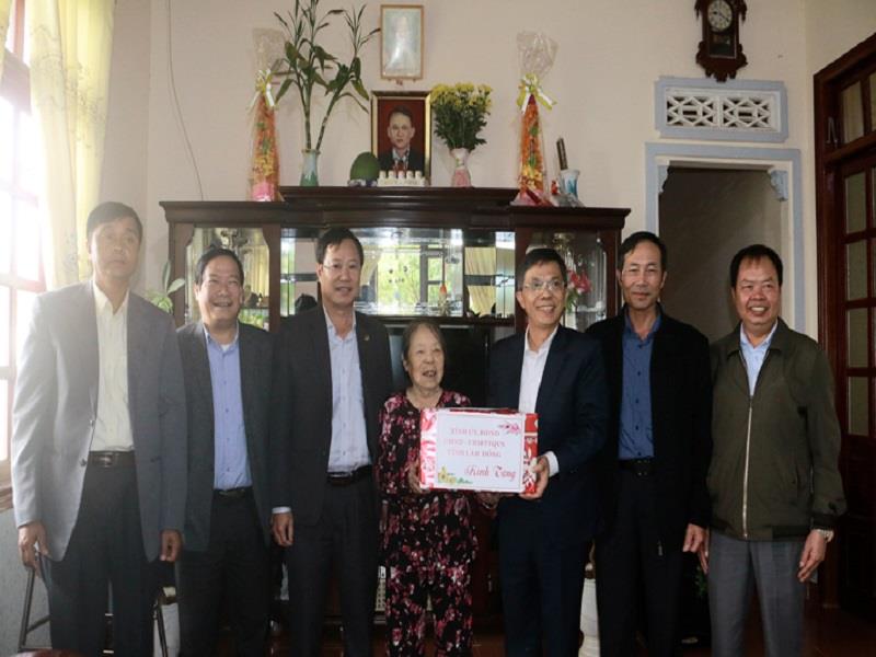 Phó Chủ tịch UBND tỉnh Lâm Đồng Đặng Trí Dũng thăm, tặng quà gia đình bà Trần Thị Vinh - huyện Lạc Dương