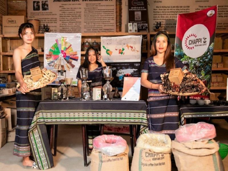 Các dòng sản phẩm cà phê OCOP 4 sao được sản xuất, chế biến tại vùng đồng bào dân tộc thiểu số thôn TuPoh, xã Đạ Chais, huyện Lạc Dương
