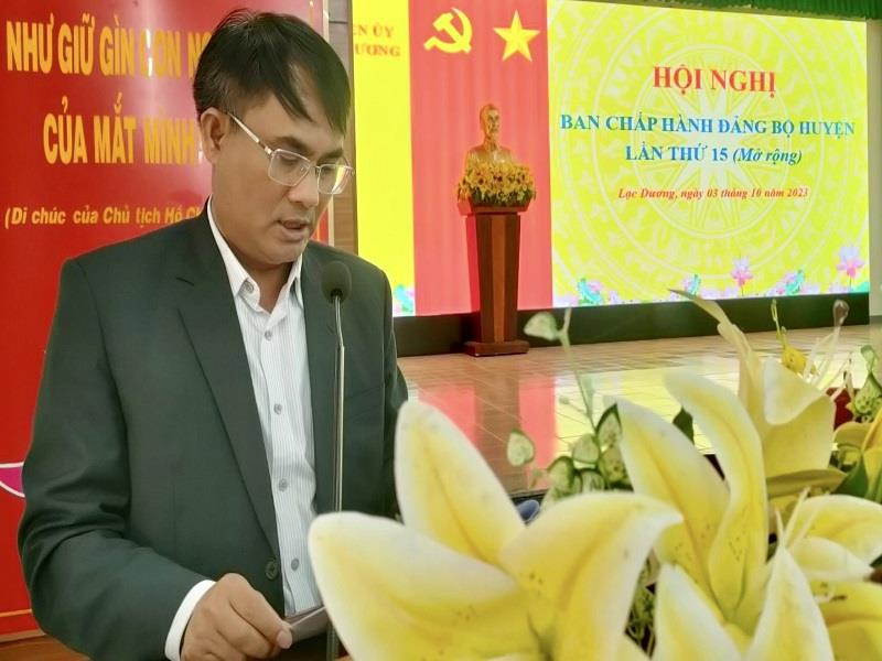 Đồng chí Ya Ti Ong - Phó Bí thư Thường trực Huyện ủy Lạc Dương trình bày dự thảo Báo cáo tình hình kinh tế - xã hội, quốc phòng - an ninh, xây dựng Đảng và hệ thống chính trị 9 tháng đầu năm; nhiệm vụ, giải pháp 3 tháng cuối năm 2023