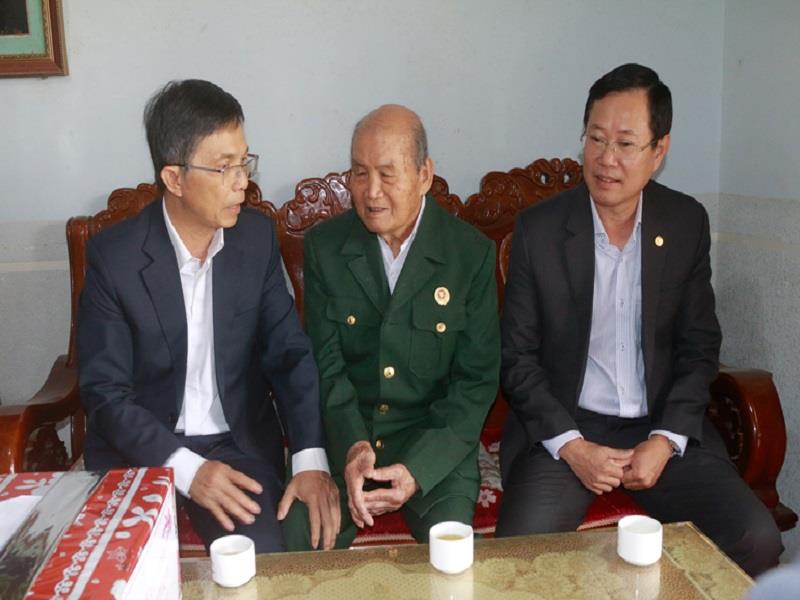 Phó Chủ tịch UBND tỉnh Lâm Đồng Đặng Trí Dũng thăm hỏi tình hình sức khỏe thương binh Ngô Viết Ngưu - huyện Lạc Dương