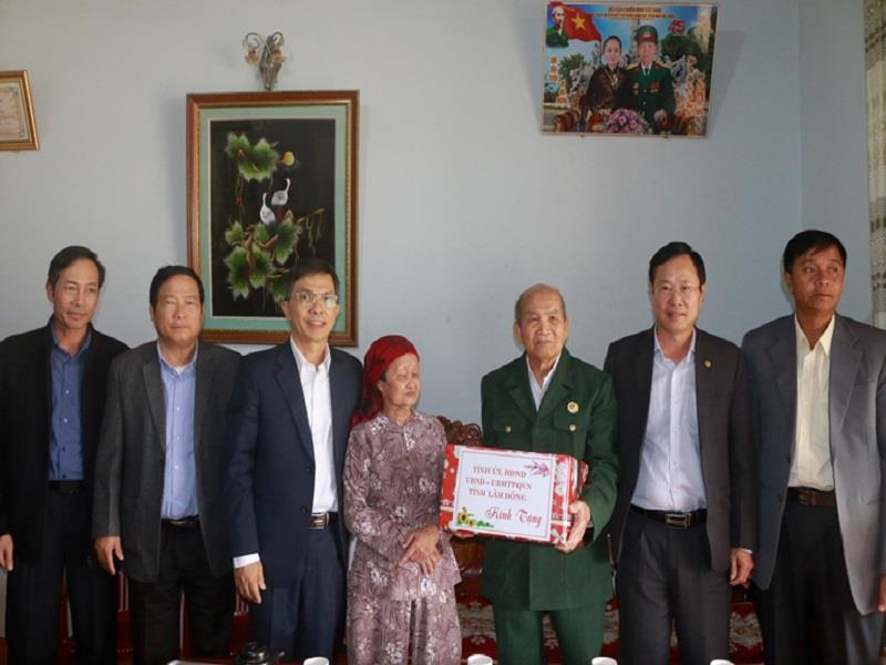 Phó Chủ tịch UBND tỉnh Lâm Đồng Đặng Trí Dũng thăm, tặng quà gia đình thương binh Ngô Viết Ngưu - huyện Lạc Dương