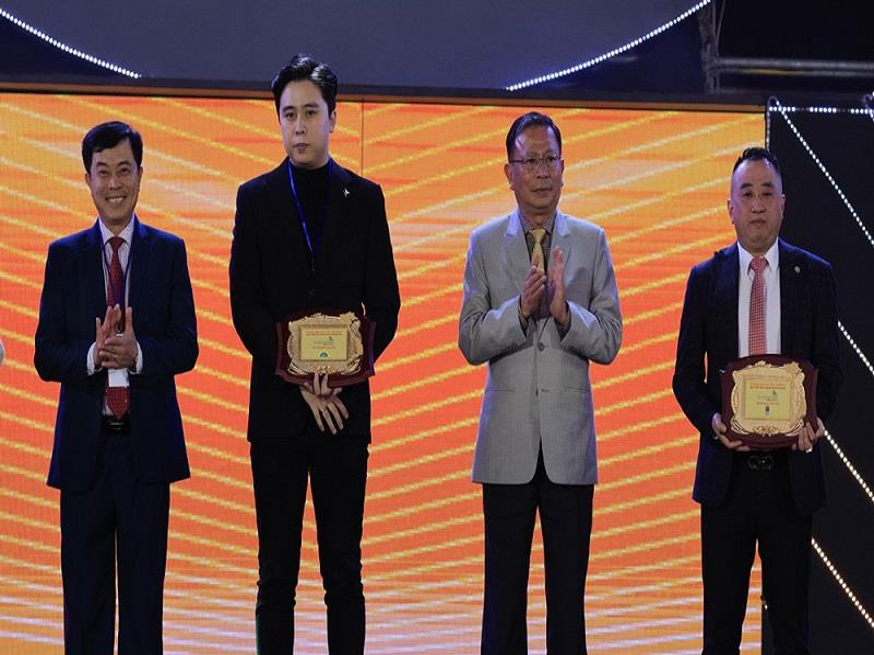 Ông Nguyễn Trung Kiên (bìa trái) - Giám đốc Sở VHTT&DL và ông Võ Ngọc Trình – Phó Chủ tịch UBND thành phố Đà Lạt trao tặng biểu trưng lưu niệm cho các đơn vị đồng hành