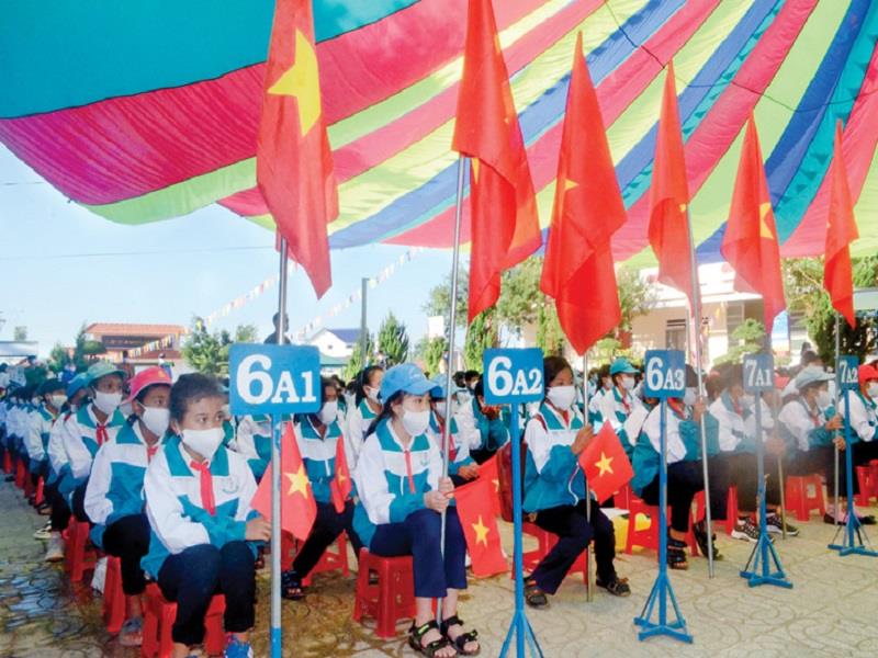Học sinh vùng dân tộc thiểu số huyện Lạc Dương trong ngày khai giảng năm học mới