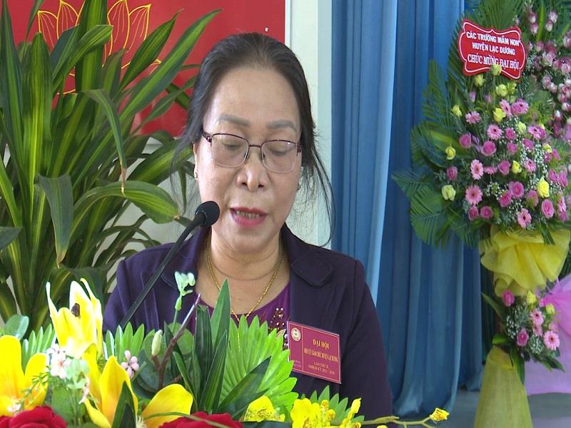 Đồng chí Trịnh Thị Bồng - Chủ tịch Hội Cựu Giáo chức huyện phát biểu khai mạc Đại hội