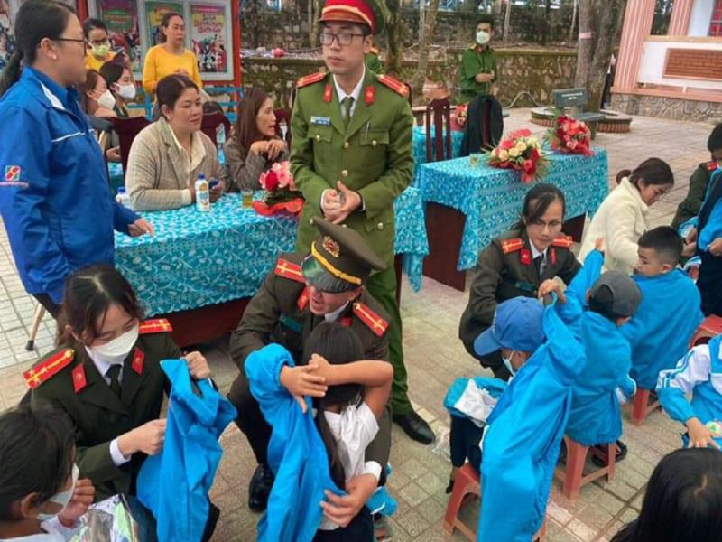 Đoàn viên thanh niên Chi đoàn PX03 và PC05 Công an tỉnh Lâm Đồng mặc áo khoác đồng phục cho các em học sinh