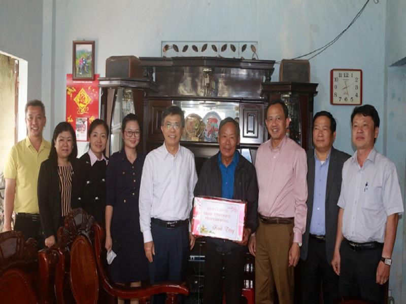 Phó Chủ tịch UBND tỉnh Lâm Đồng Đặng Trí Dũng thăm, tặng quà gia đình bệnh binh Nguyễn Hữu Toàn - huyện Đơn Dương