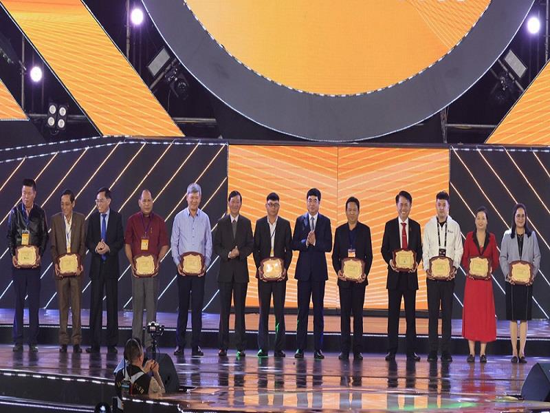 Lãnh đạo tỉnh trao bảng vàng cảm ơn cho các đơn vị tài trợ, đồng hành với  Tuần lễ vàng Du lịch Lâm Đồng