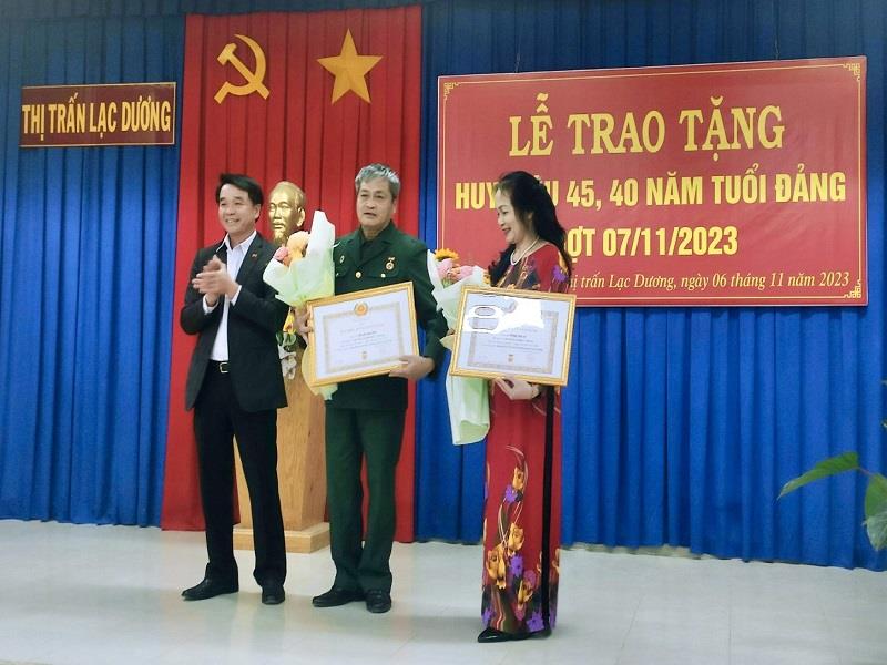 Đồng chí Nguyễn Hữu Hòa - Bí thư Đảng ủy thị trấn Lạc Dương trao Huy hiệu Đảng cho các đảng viên 45, 40 năm tuổi Đảng