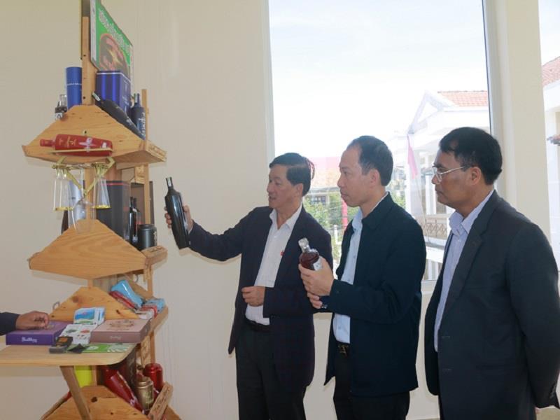 Chủ tịch UBND huyện Lạc Dương Sử Thanh Hoài giới thiệu với Bí thư Tỉnh ủy Lâm Đồng Trần Đức Quận một trong những sản phẩm OCOP của huyện