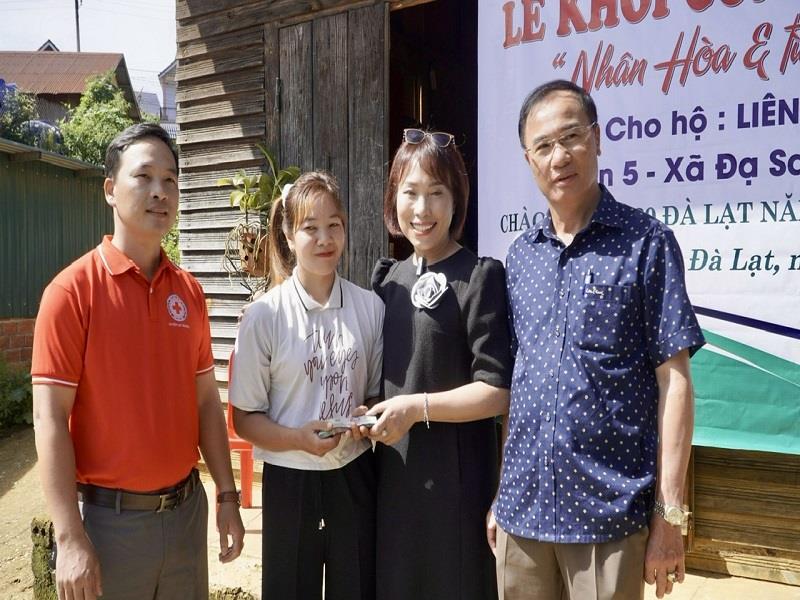 Chủ nhà thuốc Nhân Hòa trao tài trợ xây dựng nhà nhân ái tặng phụ nữ nghèo