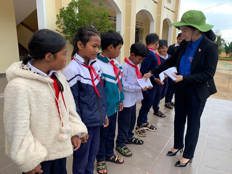 Trao học bổng cho học sinh tại xã Đưng K Nớ huyện Lạc Dương