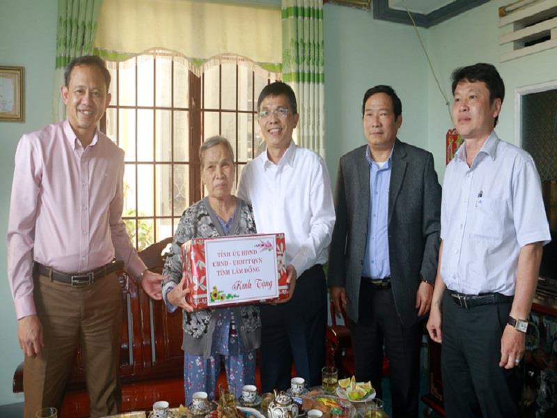 Phó Chủ tịch UBND tỉnh Lâm Đồng Đặng Trí Dũng cùng đoàn thăm, tặng quà gia đình bệnh binh Trương Thị Bảy - huyện Đơn Dương