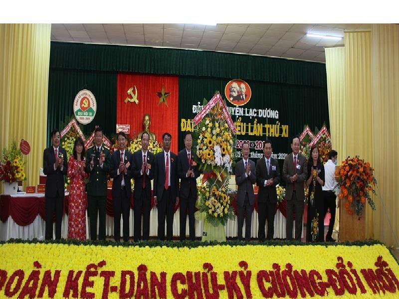Đồng chí Trần Văn Hiệp - Phó Bí thư Tỉnh ủy Lâm Đồng phát biểu chỉ đạo và tặng hoa chúc mừng Đại hội