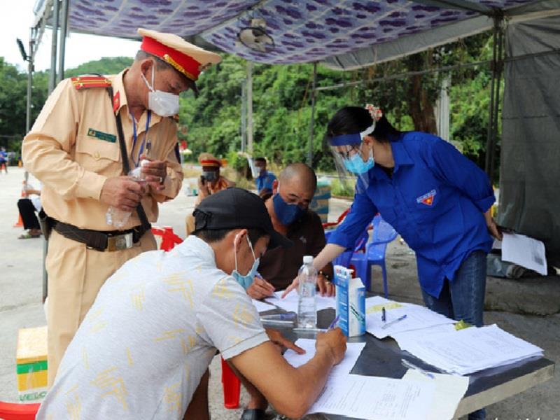 Phân loại hành khách đến tỉnh Lâm Đồng để áp dụng các biện pháp phòng dịch - Ảnh: M.V