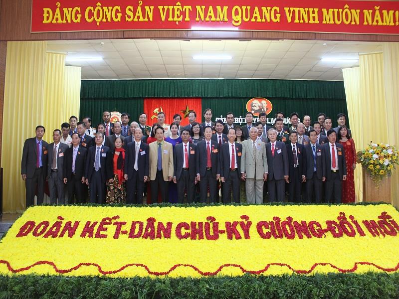 Ban Chấp hành Đảng bộ huyện khóa mới chụp ảnh lưu niệm với các đồng chí nguyên lãnh đạo huyện qua các thời kỳ