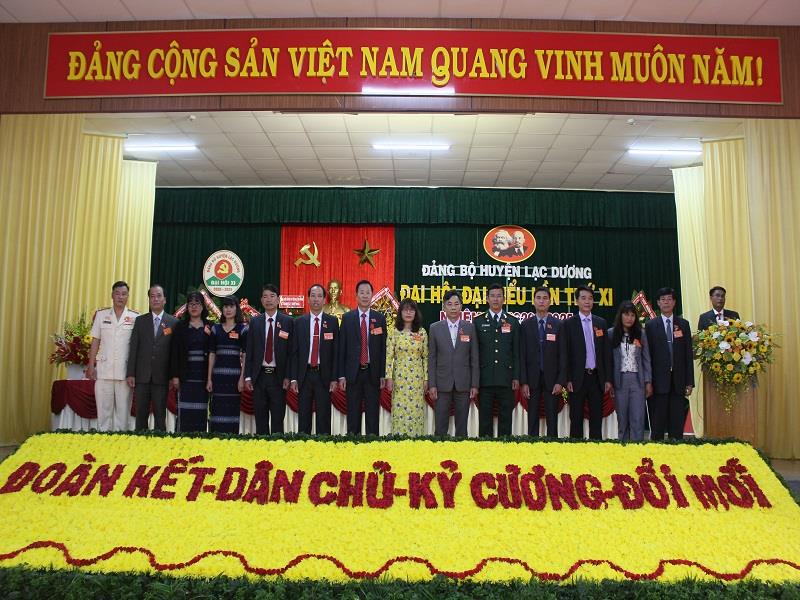 Đoàn đại biểu đi dự Đại hội Đảng bộ tỉnh Lâm Đồng lần thứ XI ra mắt Đại hội