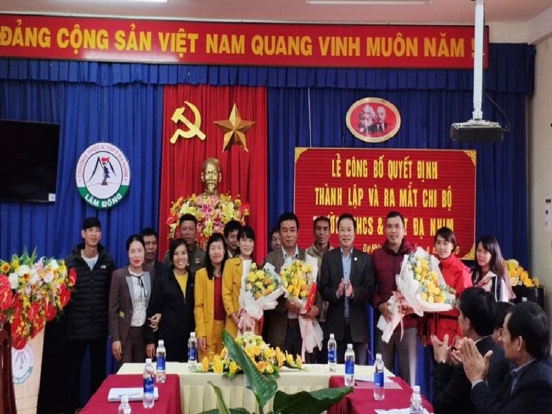 Đồng chí Phạm Triều -TUV, Bí thư Huyện ủy Lạc Dương trao Quyết định thành lập Chi bộ Trường THCS-THPT Đạ Nhim