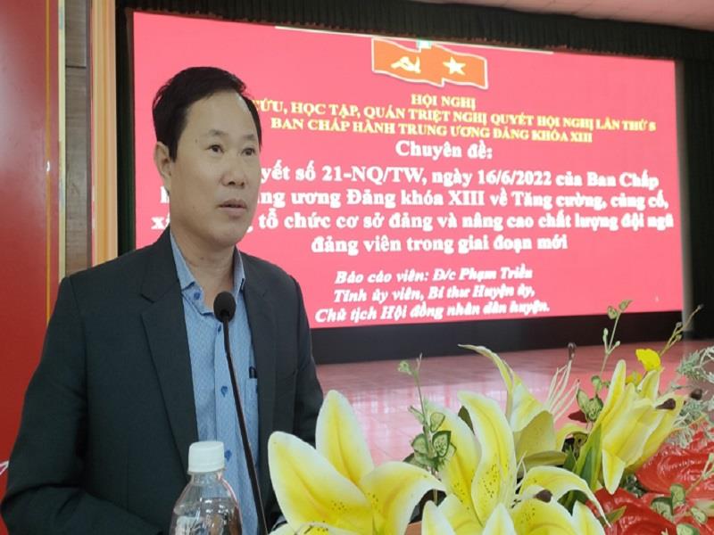 Đồng chí Phạm Triều - Bí thư Huyện ủy, Chủ tịch HĐND huyện quán triệt chuyên đề tại hội nghị