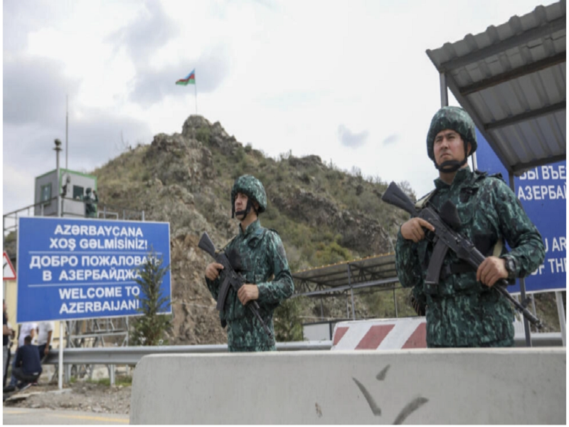 Quân nhân Azerbaijan đứng gác tại trạm kiểm soát Lachin ở Nagorno-Karabakh, ngày 1/10/2023. (Ảnh: Aziz Karimov/AP)