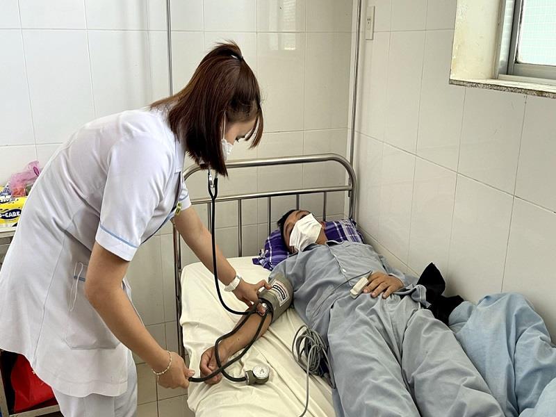 Theo dõi sức khỏe bệnh nhân sốt xuất huyết đang điều trị tại Trung tâm Y tế huyện Đơn Dương