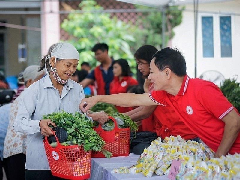 Hội Chữ thập đỏ tỉnh Hòa Bình triển khai chương trình “Chung tay vì sức khỏe cộng đồng” tổ chức phiên chợ nhân đạo, nhằm giúp đỡ những hoàn cảnh khó khăn_Ảnh: TTXVN