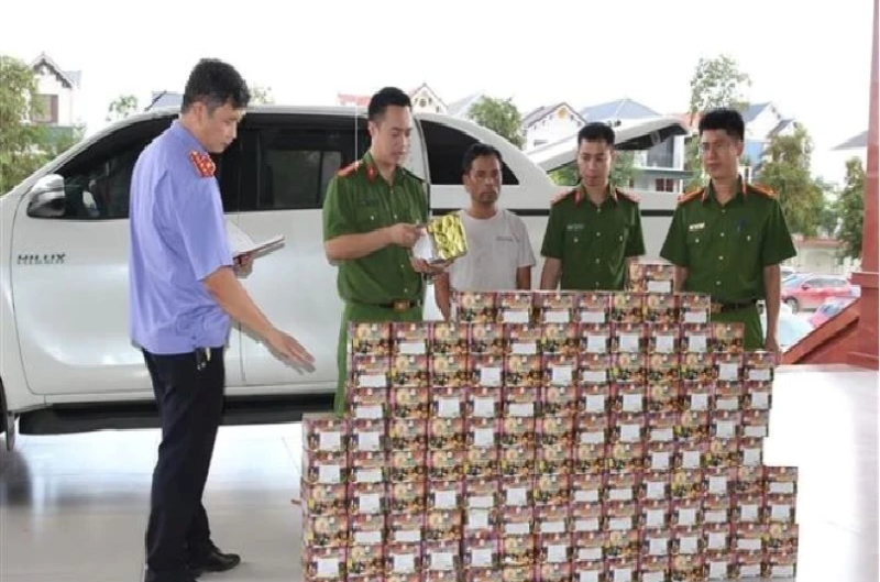 Tang vật một vụ buôn lậu pháo số lượng lớn do Công an tỉnh Nghệ An thu giữ. (Ảnh: TTXVN)