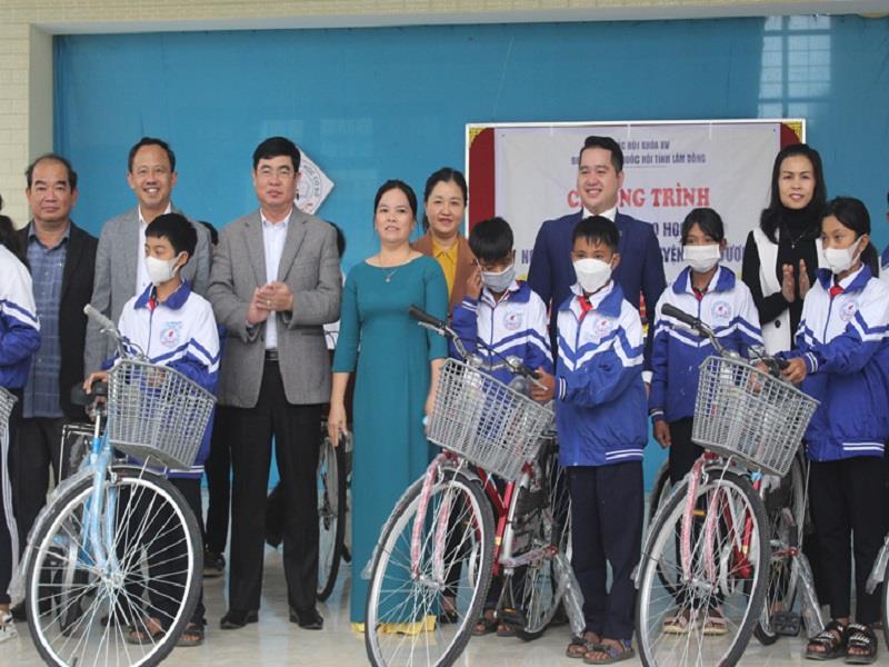 Lãnh đạo Đoàn ĐBQH, các địa phương và nhà tài trợ trao tặng xe đạp cho các em học sinh có hoàn cảnh khó khăn