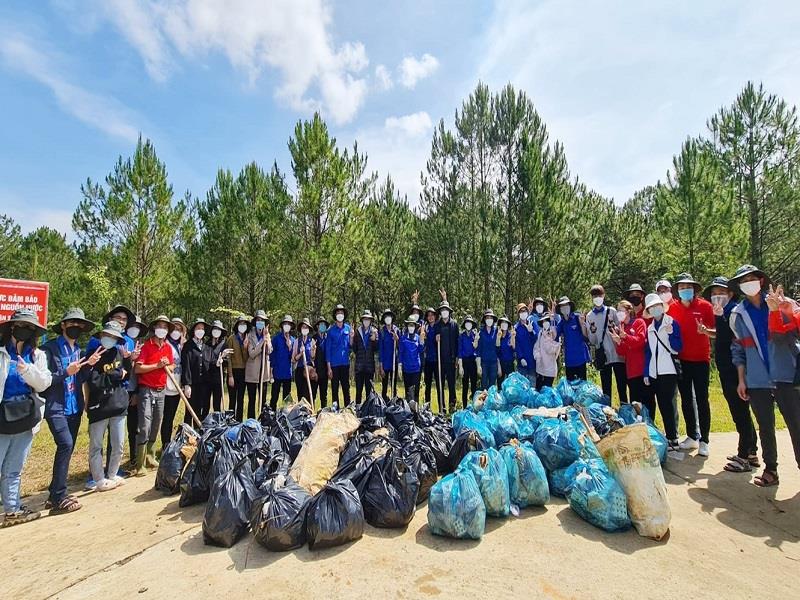 Đoàn viên thanh niên huyện Lạc Dương xung kích, tham gia tích cực hành động bảo vệ môi trường