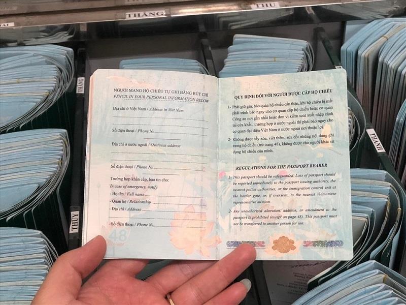 Bộ Công an sẽ bổ sung nơi sinh vào mẫu hộ chiếu phổ thông không gắn chip mới. Ảnh: X.T