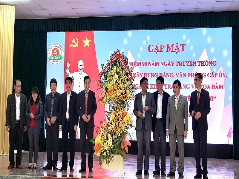 Các đồng chí lãnh đạo huyện Lạc Dương tặng hoa chúc mừng