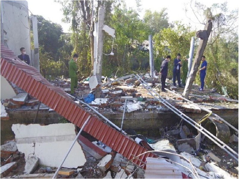 Hiện trường sau vụ nổ tại huyện Kim Sơn, tỉnh Ninh Bình.
