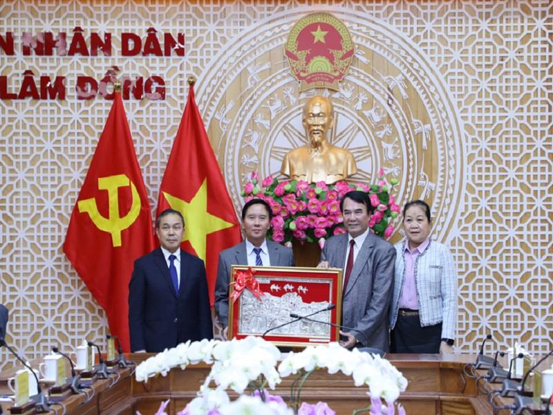 Đại diện nước bạn Lào tặng bức tranh truyền thống cho Phó Chủ tịch UBND tỉnh Lâm Đồng