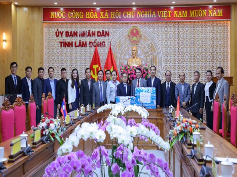 Lãnh đạo tỉnh, các sở ngành chụp ảnh lưu niệm cùng đoàn nước Cộng hòa Dân chủ Nhân dân Lào