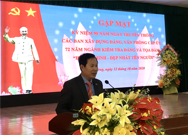 Đồng chí Phạm Triều - TUV, Bí thư Huyện ủy đánh giá cao những đóng góp của các cơ quan tham mưu, giúp việc Huyện ủy