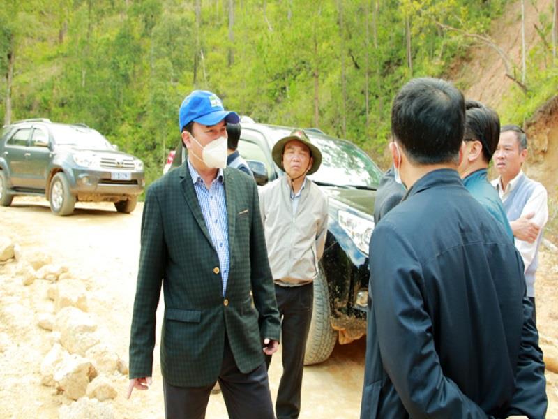 Phó Chủ tịch UBND tỉnh Lâm Đồng Phạm S trao đổi với lãnh đạo các sở, ngành, địa phương