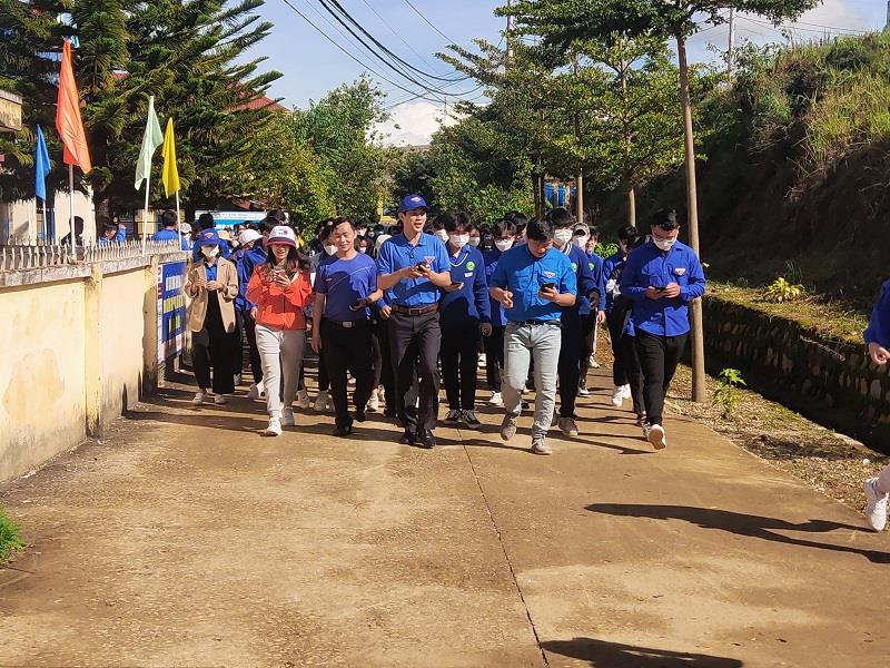 Các đại biểu cùng đoàn viên, thanh niên  tham gia đi bộ để hưởng ứng chương trình “Những bước chân vì cộng đồng”