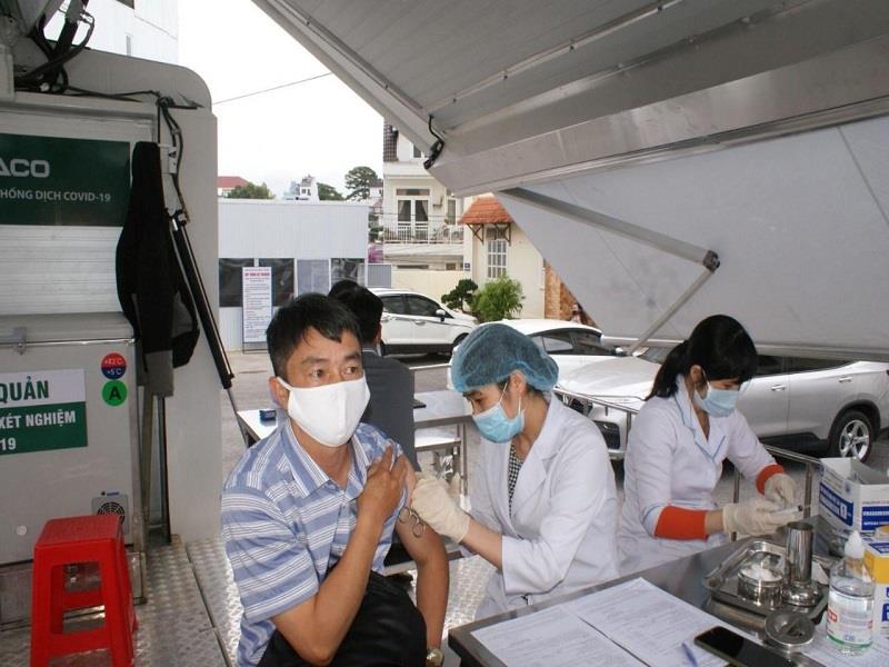 Tiêm vắc xin phòng COVID-19 tại Trung tâm Kiểm soát bệnh tật Lâm Đồng