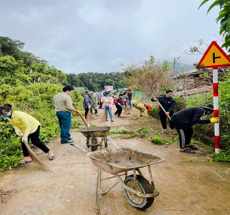 Cán bộ và Nhân dân thôn Đưng K’Si, xã Đạ Chais duy trì Ngày Chủ nhật xanh dọn dẹp vệ sinh đường làng, ngõ xóm