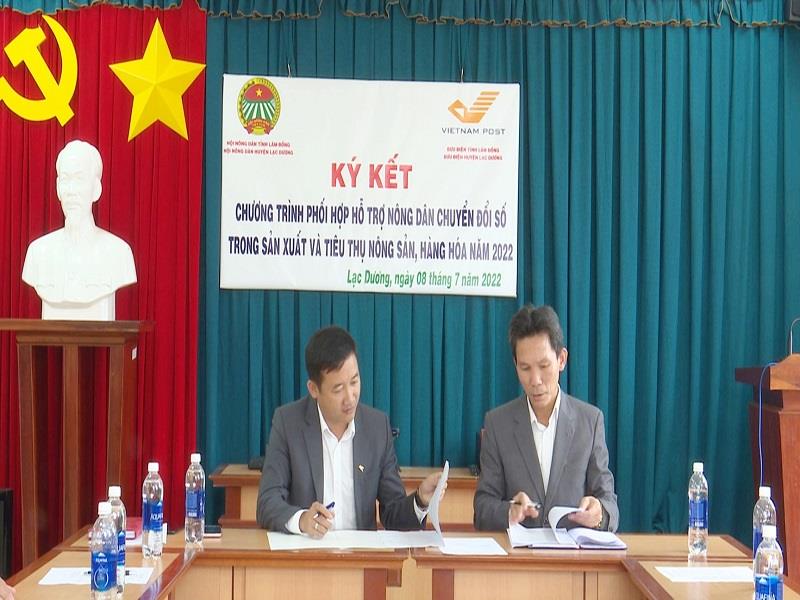 Giám đốc Bưu điện huyện và Chủ tịch Hội Nông dân huyện Lạc Dương ký kết chương trình hợp tác