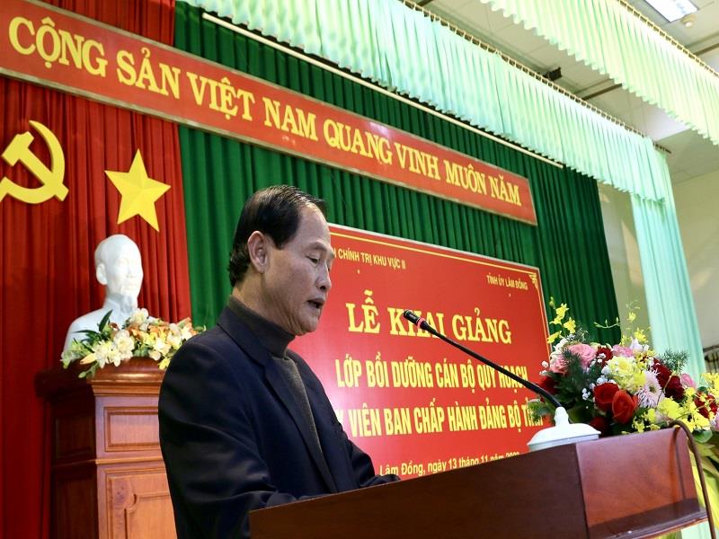 Đồng chí Nguyễn Trọng Ánh Đông - Ủy viên Ban Thường vụ, Trưởng Ban Tổ chức Tỉnh ủy công bố quyết định thành lập Ban Chỉ đạo lớp bồi dưỡng