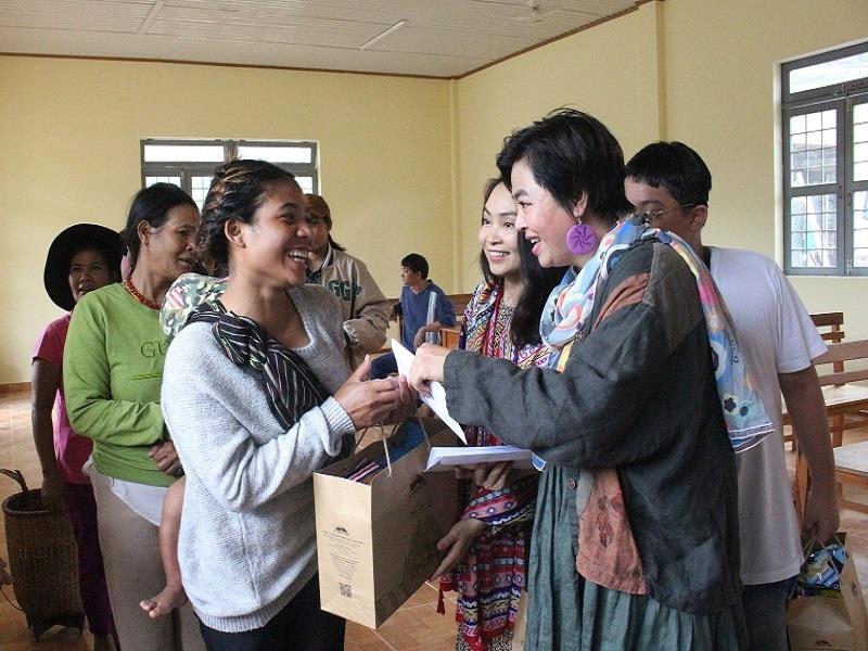 Công ty Nông sản LangBiang và nhà đầu tư chiến lược trao quà và thăm hỏi, động viên người dân vùng đặc biệt khó khăn Đưng Trang