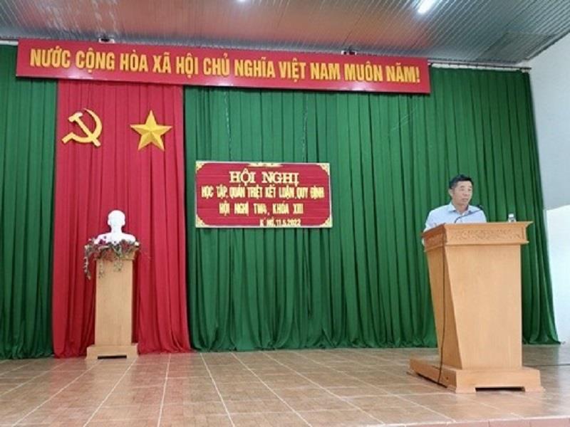Bí thư Đảng ủy, Chủ tịch UBND xã Đưng K'Nớ báo cáo các chuyên đề tại hội nghị