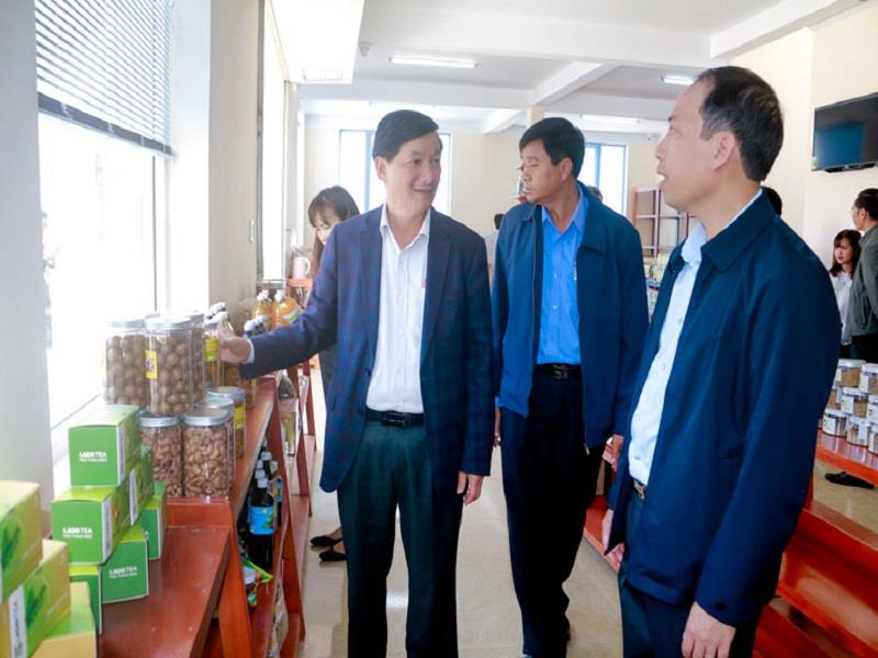 Bí thư Tỉnh ủy Trần Đức Quận thăm Trung tâm Giới thiệu sản phẩm OCOP huyện Lạc Dương
