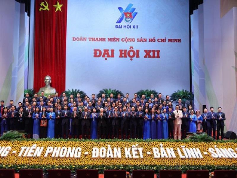 Các đồng chí lãnh đạo, nguyên lãnh đạo Đảng, Nhà nước chụp ảnh lưu niệm với các đại biểu dự Đại hội Đoàn toàn quốc lần thứ XII - Ảnh: VGP