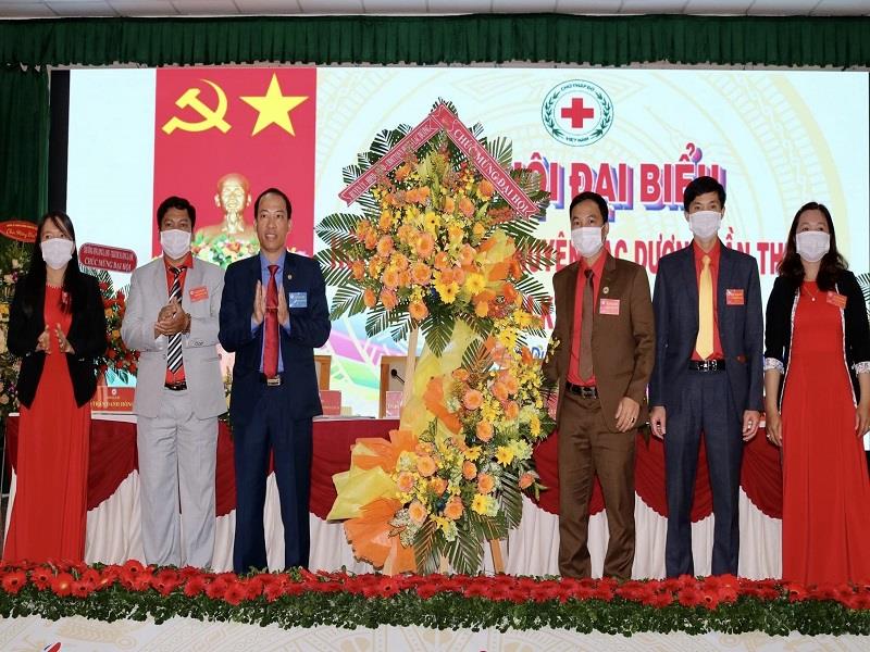 Đồng chí Sử Thanh Hoài - Phó Bí thư Huyện ủy, Chủ tịch UBND huyện Lạc Dương (thứ ba từ trái sang) tặng hoa chúc mừng Đại hội