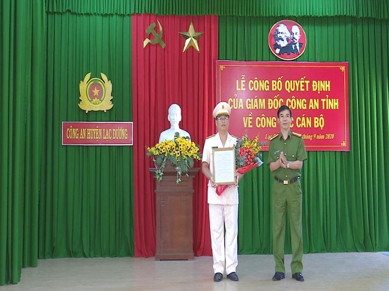 Đồng chí Đại tá Đinh Xuân Huy - Phó Giám đốc Công an tỉnh (bên phải hình) trao quyết định bổ nhiệm Thiếu tá Bùi Quốc Huy giữ chức vụ Phó Trưởng Công an huyện Lạc Dương. Ảnh: Anh Tuấn